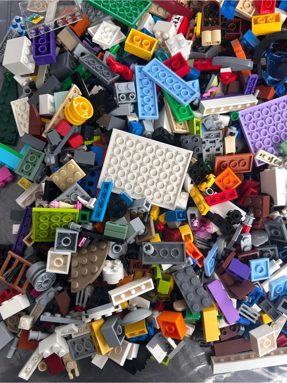 LEGO Bulk lot 4.12 pounds (which includes box) Loc: J2
